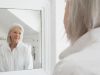 3 raisons de ne pas teindre ses cheveux gris (et 4 teintures naturelles à réaliser)