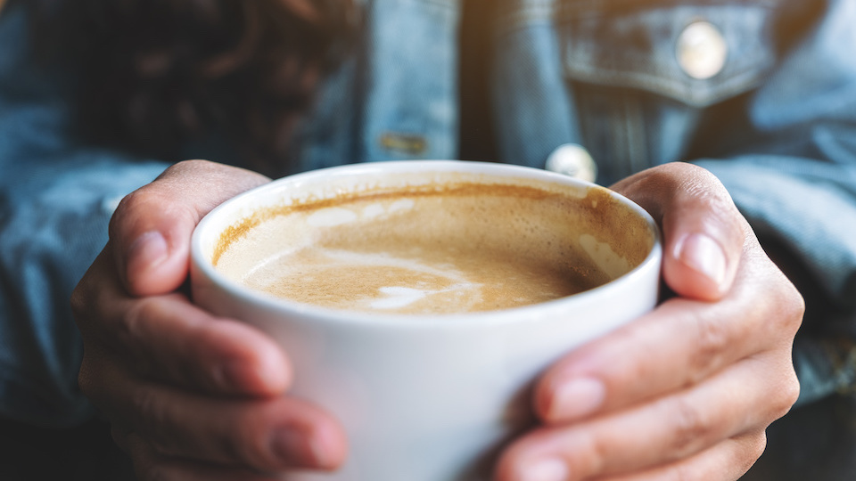 Café et selles : la vérité sur cette connexion